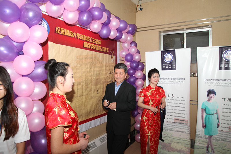 英国上市公司365副董事长汪黎明参加晚会.jpg