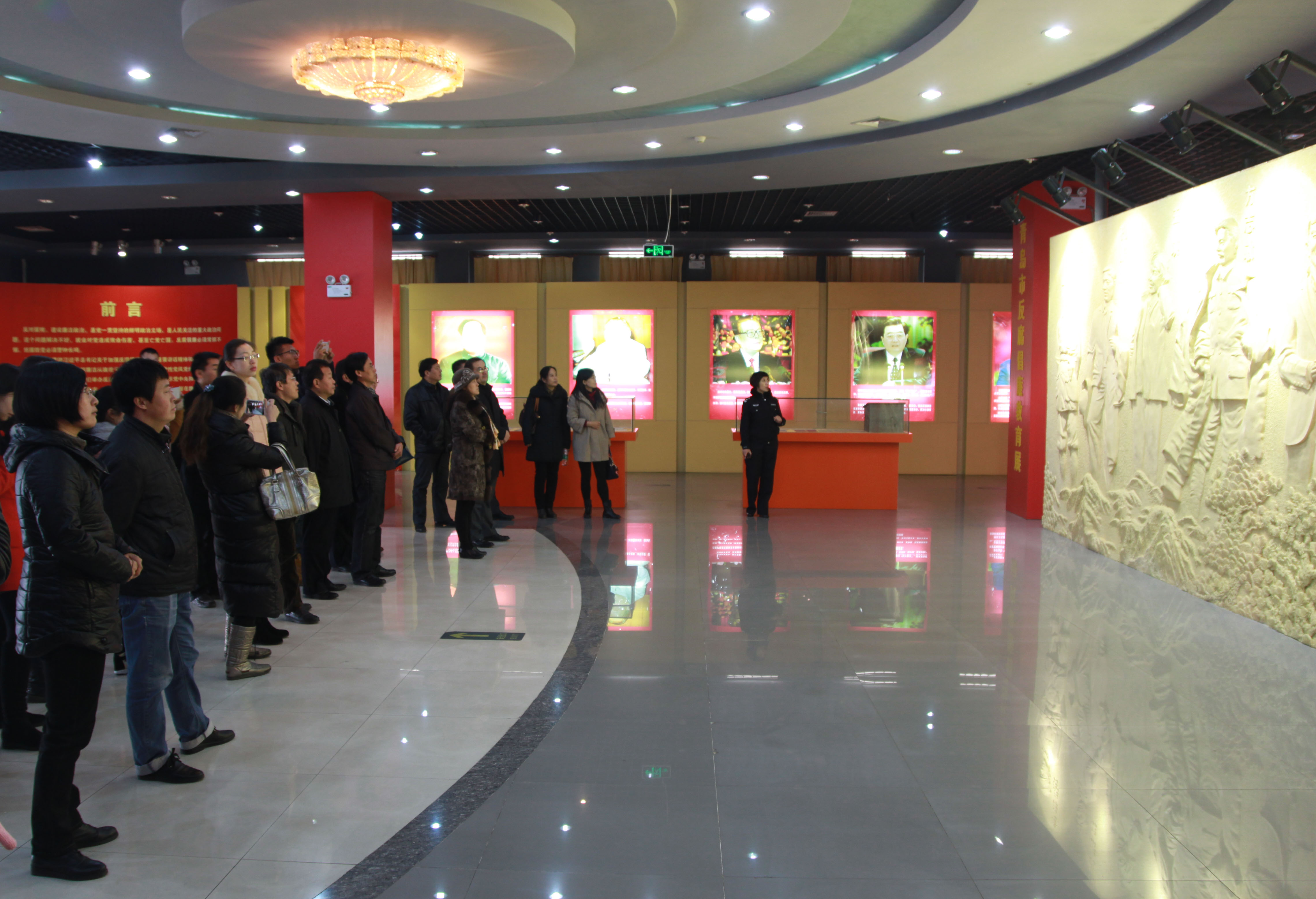 英国上市公司365师生参观青岛市反腐倡廉教育基地.jpg